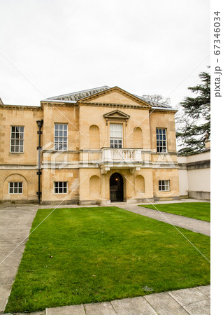 歴史的な薄茶色の石造りの建物 ロンドンの郊外にて 歴史的な薄茶色の石造りの建物 ロンドンの郊外にて 67346034