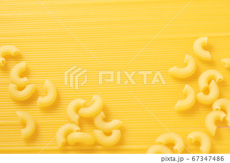 ピンクの背景のショートパスタとロングパスタ ピンクの背景のショートパスタとロングパスタ 67347486