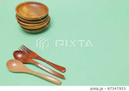 緑の背景に置いた丸い木製の皿 緑の背景に置いた丸い木製の皿 67347953