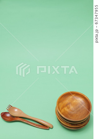 緑の背景に置いた丸い木製の皿 緑の背景に置いた丸い木製の皿 67347955