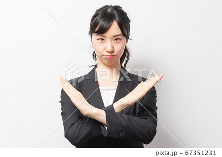 NGのポーズをする若い女性 67351231