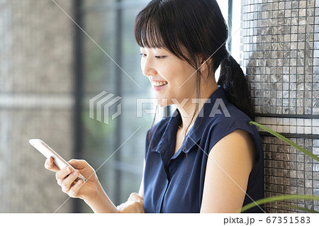 女性 スマートフォン ライフスタイル 女性 スマートフォン ライフスタイル 67351583