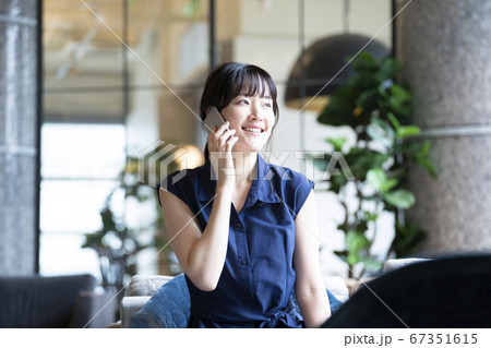 女性 スマートフォン ライフスタイル 女性 スマートフォン ライフスタイル 67351615