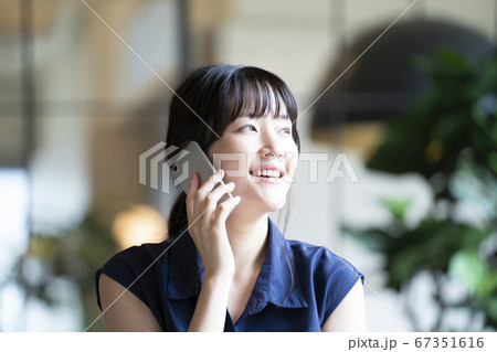 女性　スマートフォン　ライフスタイル 67351616
