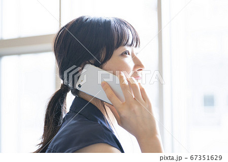 女性　スマートフォン　ライフスタイル 67351629