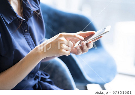 女性　スマートフォン　ライフスタイル 67351631