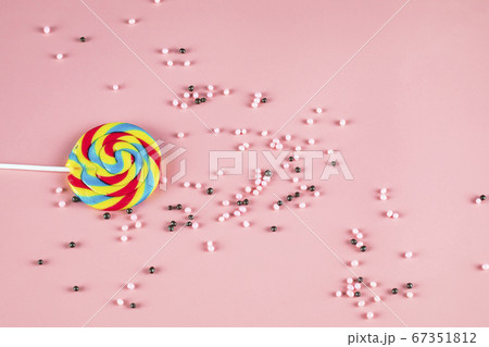 Rainbow popsicle with pink pearl candies Rainbow popsicle with pink pearl candies 67351812