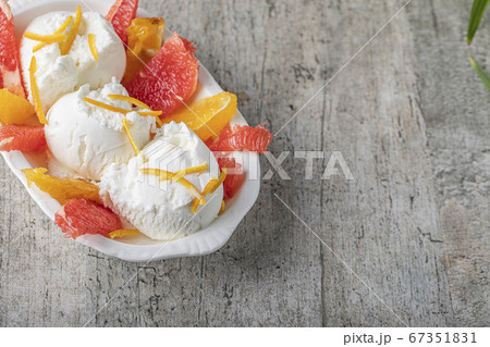 Vanilla icecream balls with orange and grapefruit Vanilla icecream balls with orange and grapefruit 67351831