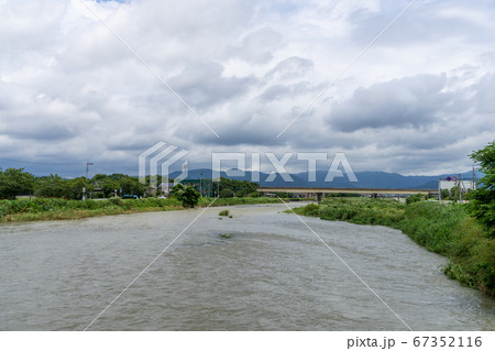 増水した小石原川と梅雨空（福岡県朝倉市） 67352116