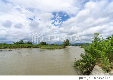 増水した小石原川と梅雨空（福岡県朝倉市） 67352117