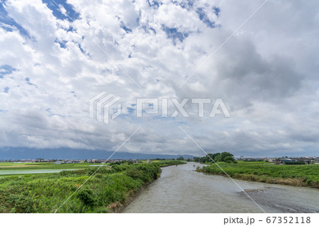 増水した小石原川と梅雨空（福岡県朝倉市） 67352118