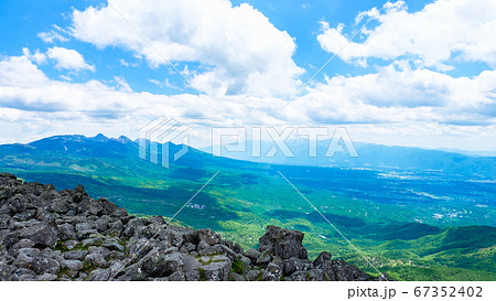 初夏の蓼科山登山:山頂から八ヶ岳・南アルプスを望む 初夏の蓼科山登山:山頂から八ヶ岳・南アルプスを望む 67352402