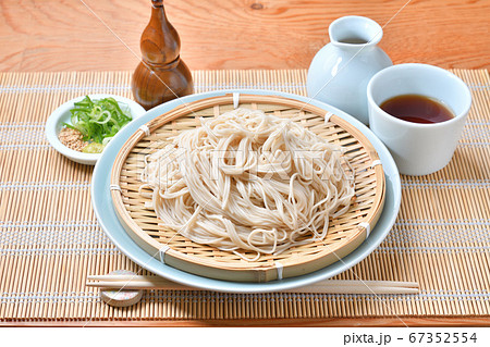 更科そば、更科蕎麦、更科ソバ、さらしな蕎麦。更科粉8割使用の乾麺の白っぽい更科蕎麦。 更科そば、更科蕎麦、更科ソバ、さらしな蕎麦。更科粉8割使用の乾麺の白っぽい更科蕎麦。 67352554