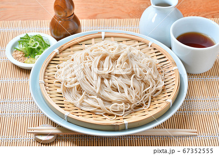 更科そば、更科蕎麦、更科ソバ、さらしな蕎麦。更科粉8割使用の乾麺の白っぽい更科蕎麦。 67352555