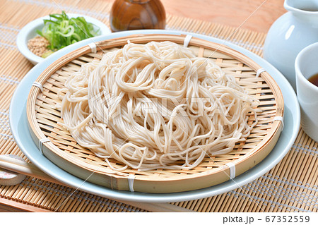 更科そば、更科蕎麦、更科ソバ、さらしな蕎麦。更科粉8割使用の乾麺の白っぽい更科蕎麦。 更科そば、更科蕎麦、更科ソバ、さらしな蕎麦。更科粉8割使用の乾麺の白っぽい更科蕎麦。 67352559