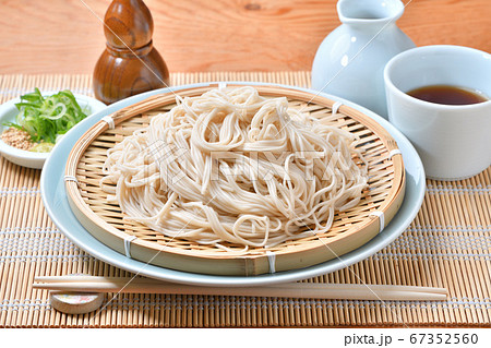 更科そば、更科蕎麦、更科ソバ、さらしな蕎麦。更科粉8割使用の乾麺の白っぽい更科蕎麦。 更科そば、更科蕎麦、更科ソバ、さらしな蕎麦。更科粉8割使用の乾麺の白っぽい更科蕎麦。 67352560