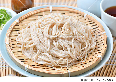 更科そば、更科蕎麦、更科ソバ、さらしな蕎麦。更科粉8割使用の乾麺の白っぽい更科蕎麦。 更科そば、更科蕎麦、更科ソバ、さらしな蕎麦。更科粉8割使用の乾麺の白っぽい更科蕎麦。 67352563