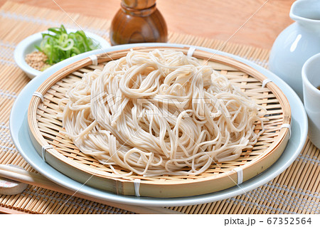 更科そば、更科蕎麦、更科ソバ、さらしな蕎麦。更科粉8割使用の乾麺の白っぽい更科蕎麦。 67352564