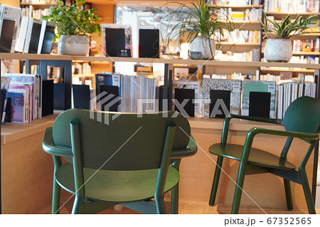 ゆったりカフェでのひと時の写真素材