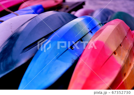 色とりどりのカヌーがお腹を出して並んでいる 67352730