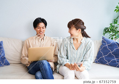 パソコン 家庭 自宅 おうち時間 STAY HOME 自粛 リビング 男女 ビデオ視聴 パソコン 家庭 自宅 おうち時間 STAY HOME 自粛 リビング 男女 ビデオ視聴 67352759