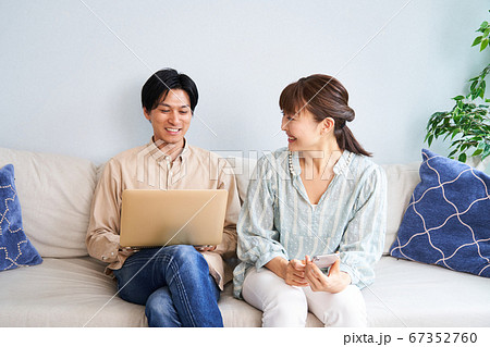 パソコン　家庭　自宅　おうち時間　STAY HOME 自粛　リビング　男女 ビデオ視聴　 67352760