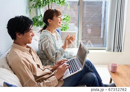 パソコン 家庭 自宅 おうち時間 STAY HOME 自粛 リビング 男女 ビデオ視聴 パソコン 家庭 自宅 おうち時間 STAY HOME 自粛 リビング 男女 ビデオ視聴 67352762