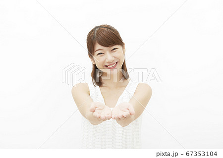 女性　手を差し出す 67353104