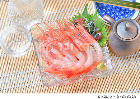 石川県産の甘海老(アマエビ、甘エビ)のお刺身。 石川県産の甘海老(アマエビ、甘エビ)のお刺身。 67353518
