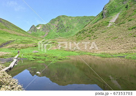 初夏の秋田駒ヶ岳　駒池に映る駒ヶ岳 67353703