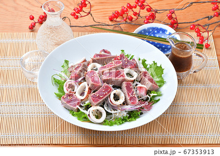 炙り本マグロ赤身とボイル済みヤリイカの大根海藻サラダ。しょう油ドレッシングを添えて。 67353913