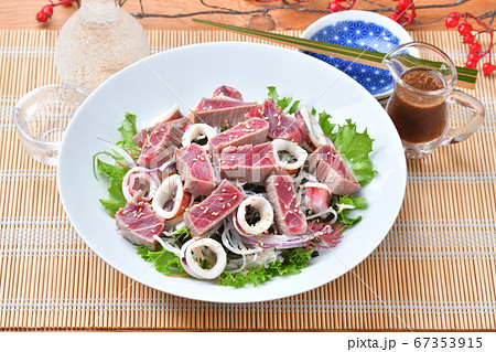 炙り本マグロ赤身とボイル済みヤリイカの大根海藻サラダ。しょう油ドレッシングを添えて。 67353915
