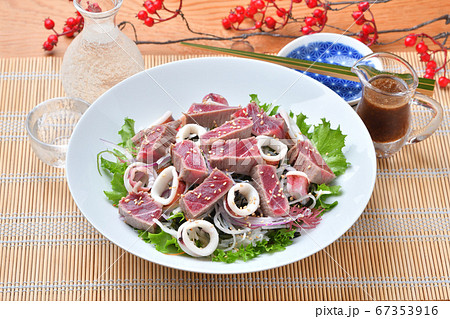 炙り本マグロ赤身とボイル済みヤリイカの大根海藻サラダ。しょう油ドレッシングを添えて。 炙り本マグロ赤身とボイル済みヤリイカの大根海藻サラダ。しょう油ドレッシングを添えて。 67353916