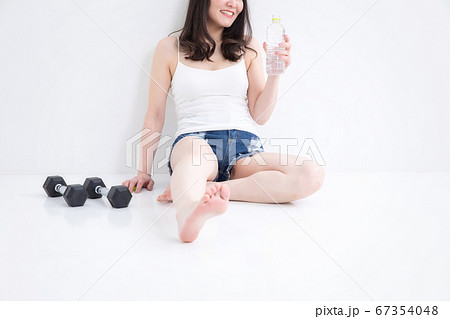 ショートパンツをはいた女性 ショートパンツをはいた女性 67354048