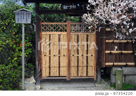 法住寺の竹垣戸 67354220