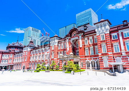 東京駅 丸の内口 駅前風景の写真素材