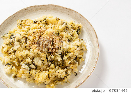 高菜チャーハン(ごまトッピング)。(白バック) 高菜チャーハン(ごまトッピング)。(白バック) 67354445