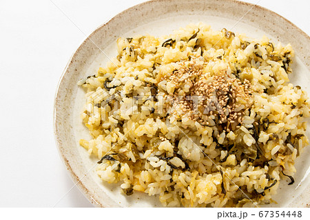 高菜チャーハン(ごまトッピング)。(白バック) 67354448