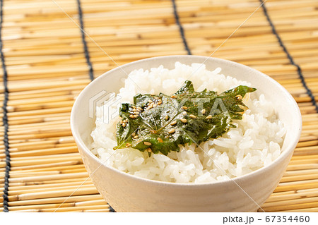 大葉 青じその葉 のごま醤油漬けがのせられたごはん の写真素材