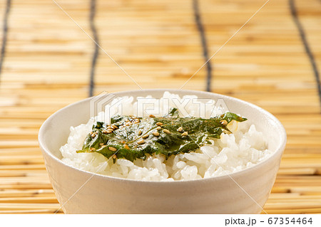 大葉 青じその葉 のごま醤油漬けがのせられたごはん の写真素材