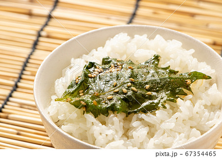 大葉(青じその葉)のごま醤油漬けがのせられたごはん。 大葉(青じその葉)のごま醤油漬けがのせられたごはん。 67354465