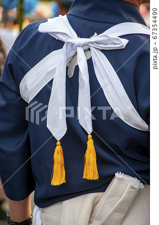 日本の秋祭り灘祭りの襷掛けをしている男性の後ろ姿 67354490