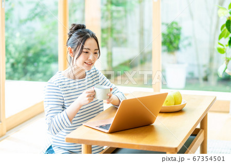 リビングでパソコンをする若い女性 67354501