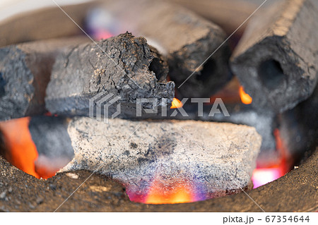 オガ炭、七輪で火起こし 67354644