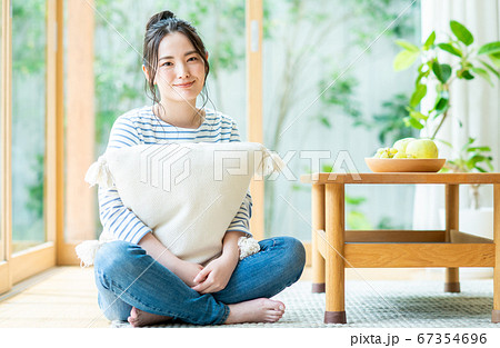 リビングでくつろぐ若い女性 リビングでくつろぐ若い女性 67354696
