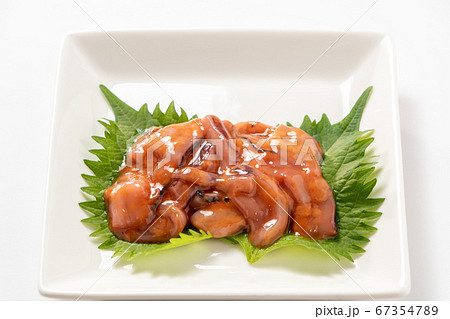 大葉(青じその葉)の上に、いか塩辛。(白バック) 67354789