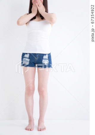 ショートパンツをはいた女性 67354922