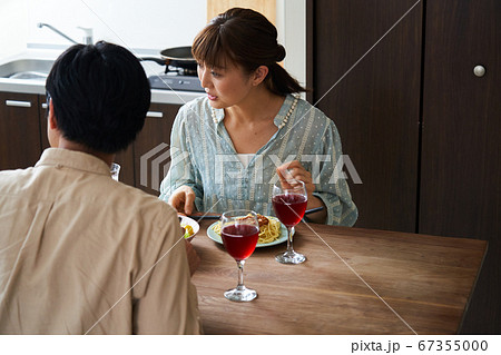 自宅で食事をするカップル　夫婦　男女 67355000