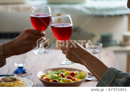 自宅で食事をするカップル 夫婦 男女 自宅で食事をするカップル 夫婦 男女 67355001