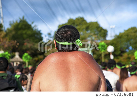 秋祭りの神輿で肩が大きく腫れた日本人男性の上半身の写真素材